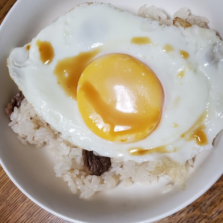 牛肉ライスの目玉焼き乗せ